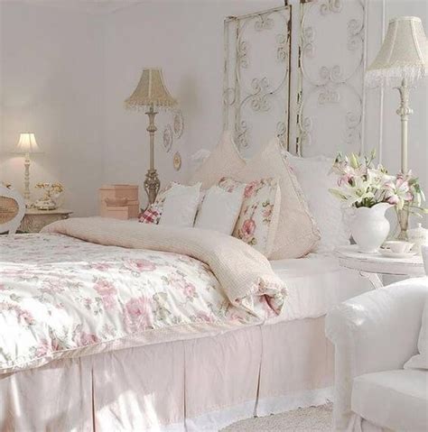Utiliza la vajilla antigua de la abuela, muéstrala, expon en las paredes de tu salón esos platos decorados como si de una obra de arte se tratase. Claves de la decoración estilo shabby chic