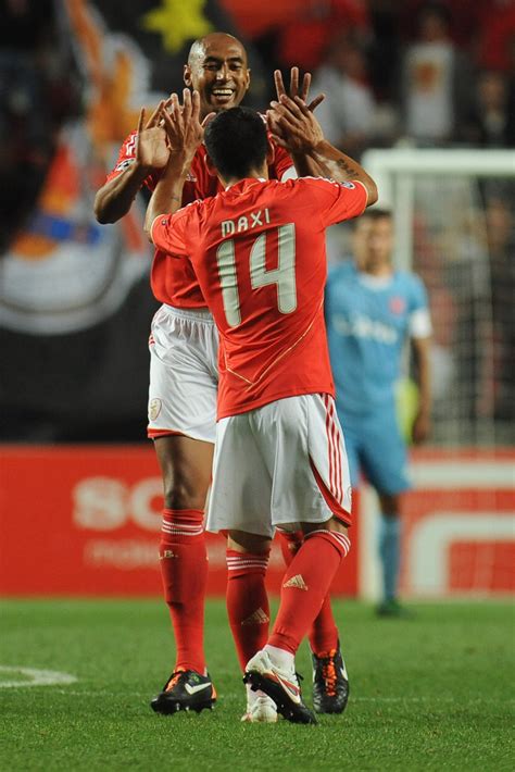 Com ou sem jesualdo, santos continua sem ganhar. Maxi Pereira in SL Benfica v FC Twente - UEFA Champions ...