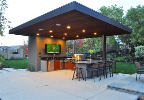 We give you tips and ideas on outdoor kitchen design, construction techniques and this article is about free outdoor kitchen plans. 10 Outdoor Kitchen Designs We Love | Builder Magazine ...