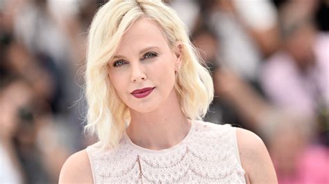 charlize theron s weight gain star talks gaining 50 pounds for movie