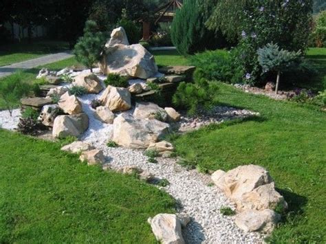 Ein sichtschutz schafft hier abhilfe und sorgt für mehr ruhe und privatsphäre im grünen. Gartengestaltung mit Steinen: 36 Ideen für einen dekorativen Gartenfluss aus Steinen | Garten ...