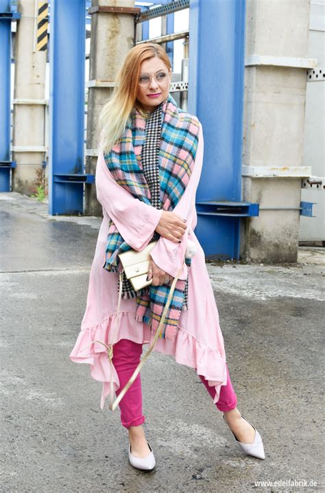 — шиповник эйчисон, или роза эйчисон. Colorblocking mit Rosa und Pink / Kleid über Hose / Outfit ...
