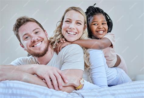 家族 親 そして 異人種間の 肖像画 中に ベッド ∥で∥ 微笑 愛 ∥あるいは∥ 幸せ 団結 一緒に 家で 寝室 多文化 多様性 そして 黒 女の子