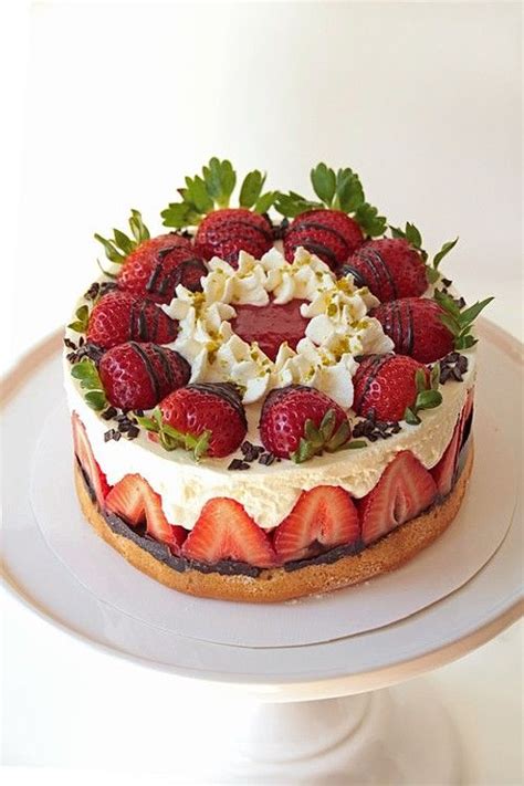Den kuchenboden mit nutella bestreichen, dann die. Erdbeer-Mascarpone-Torte | Rezept in 2020 | Kuchen und ...