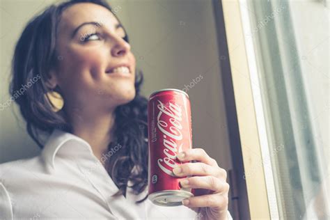 Hermosa Mujer Bebiendo Cola De Coca Lata 33 Cl — Foto Editorial De
