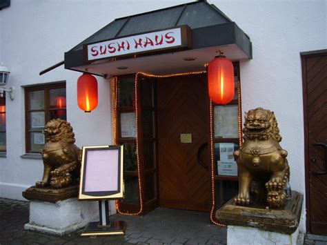 Das lokal mit running sushi band befindet sich im erdgeschoss eines kleinen hauses. Bild "Das Sushi-Haus" zu Krimi-Führung in Kempten