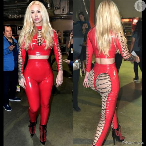 Iggy Azalea deixa bumbum à mostra em look de látex em premiação nos