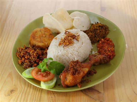 Sunny dahye and i try ayam geprek level 15 from ayam geprek bensu.one of the spiciest ayam gepreks in indonesia! 9 Makanan khas Indonesia yang Paling Enak dan Populer ...
