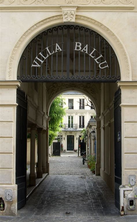 Art Nouveau Immeuble au rue Ballu à Paris ème Porte d entrée Emile Zola y habita en