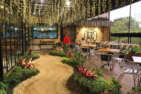 Mulai dari taman bunga nusantara, lokasi glamping highland park resort, sampai leuwi lieuk yang secantik angel's billabong. 5 Tempat Nongkrong Hits di Puncak Bogor - Hidup Kita
