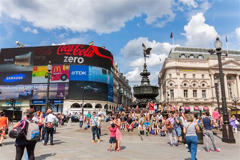Piccadilly Circus Billboard Targeting Drivers The LED Scoreboard