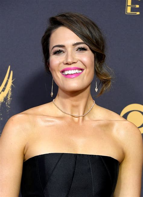 Mandy Moore S Beauty Look At The 2017 Emmys Mandy Moore S Hair Makeup And Nails At The 2017