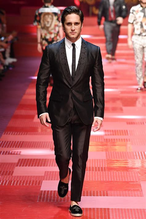Juan pablo zurita, famoso por hacer videos en youtube, recibió una de las oportunidades más grandes de su vida al desfilar en milán para dolce & gabbana. JUANPA ZURITA & DIEGO BONETA FOR DOLCE & GABBANA SPRING 2018