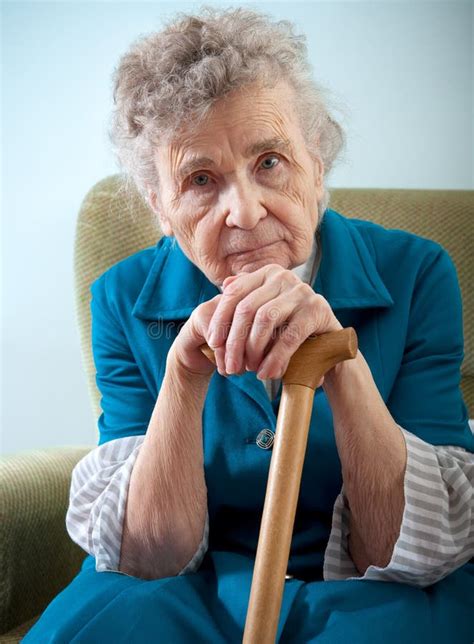 Donna Anziana Che Guarda Immagine Stock Immagine Di Vetri