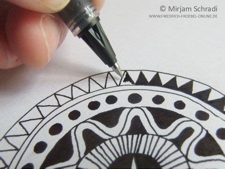 Muster zeichnung muster malen zentangle muster einfache dinge zum zeichnen ideen fürs zeichnen einfache kuchenrezepte kunstunterricht projekte projekte zeichnen kunstunterricht grundschule zeichenunterricht kunstschule fisch illustration einfache sachen zum zeichnen kunst. MANDALA MALEN- Anleitung für ein schwarzweiß-Mandala ...
