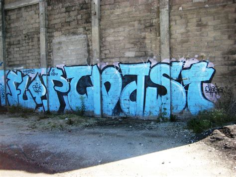 Graffiti Bisontins Sur Usine Désaffectée Fragment De Tags