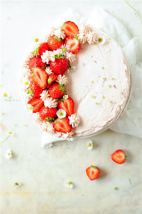 You will love this light and fluffy strawberries 'n' cream cake roll! Chocolate cake with strawberry mascarpone frosting ...