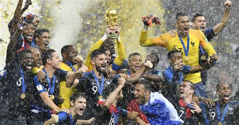 Wm 2018 Weltmeister Frankreich Feiert Im Regen Nach Merkwürdigem Finale