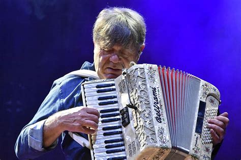 'orgogliosi di essere i primi a tornare a suonare'. Beppe Carletti dei Nomadi a Pomeriggio InBlu | InBlu2000