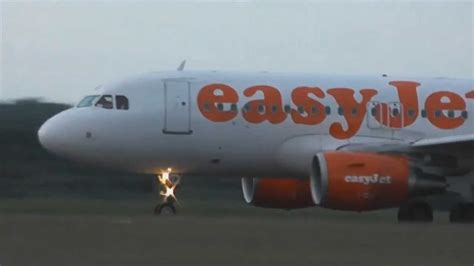 In today's video, i discuss their current fleet, business model, potential cabin configurations and the positives and. Airbus A320 (Wizz Air, Ryanair, EasyJet) @ London Luton Airport (LTN, EGGW) (HD) - YouTube