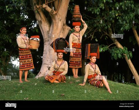 Igorot Woman Hi Res Stock Photography And Images Alamy