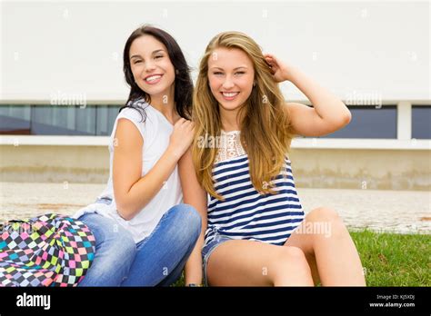 Happy Students University Hi Res Stock Photography And Images Alamy