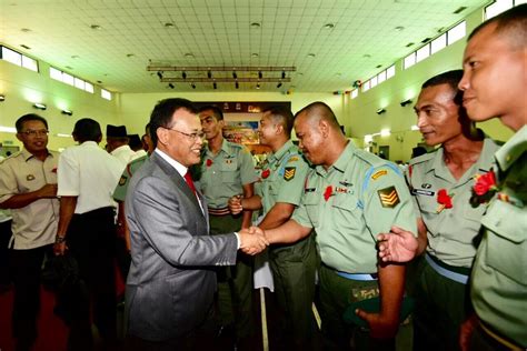 Jabatan hal ehwal veteran (jhev) angkatan tentera malaysia (atm) memperuntukan sebanyak rm31.317 juta bagi membantu kemasukan anak veteran atm ke institut pengajian tinggi awam (ipta) dalam tempoh 10 tahun. Lima Orang Kawan Saya Terkorban Diserang Komunis - Ahmad ...