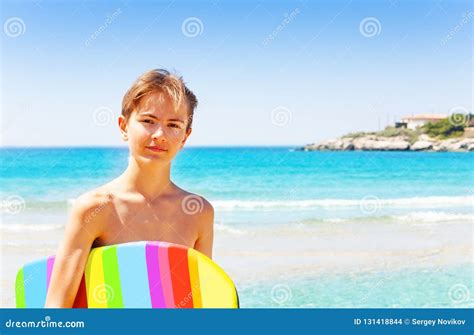 Adolescente Bello Con Il Bordo Di Nuotata Sulla Spiaggia Fotografia Stock Immagine Di