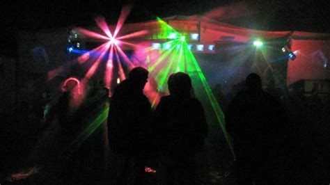 The ultimate party necessitates a disco ball. Près de Rennes. 400 personnes à une rave party dans un ...