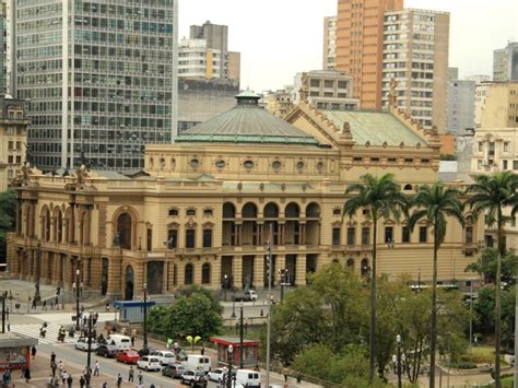 A disciplina tem como objetivo proceder ao levantamento e análise da história do planejamento da cidade de são paulo em seus aspectos físicos e sociais, desde a década de 1890, quando se consolida a prefeitura como unidade administrativa, até o presente. Centro Histórico de São Paulo | Cultura Mix