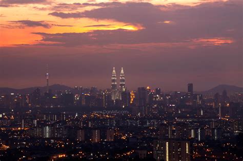 Enjoy breathtaking views of kuala lumpur from a height of 170 meters as you go up to the skybridge on the 41st floor. KL city view after dark : From Malaysia to the world