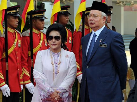 Najib dipenjara 12 tahun, denda rm210 juta подробнее. 1MDB scandal: Malaysia's PM Najib Razak and wife Rosmah ...