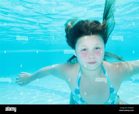 Teenager M Dchen Im Tropischen Ozean Schwimmen Stockfotografie Alamy