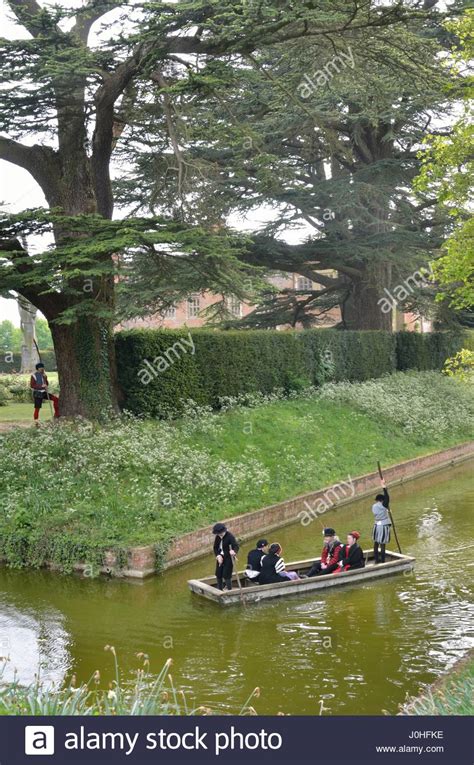 Person Punting Hi Res Stock Photography And Images Alamy