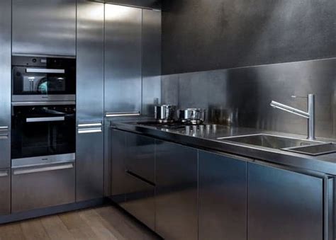 Muebles de acero inoxidable y accesorios para cocina. Cocina en acero inoxidable diseñada por Buratti Architects