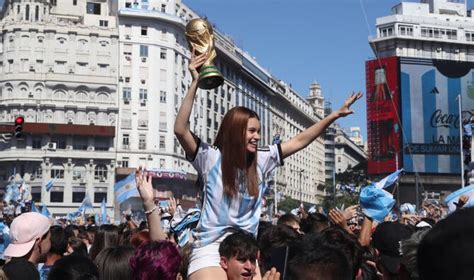todo una algarabía así festejan los argentinos que su selección sea campeón del mundo foto