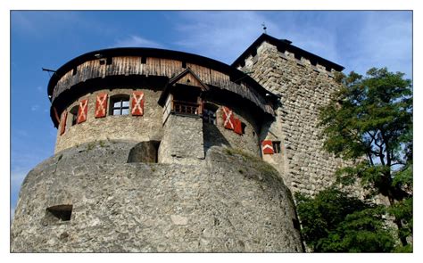 It is the heart of liechtenstein's capital and offers visitors the chance to shop, dine, relax and explore the cultural highlights on offer. Detailaufnahme von Schloss Vaduz Foto & Bild | architektur ...