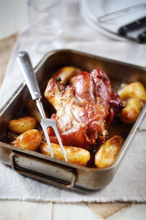 Jarret de porc demi - sel confit au four