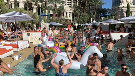 The Best Gay Pool Party In Las Vegas Temptation Sundays At The Luxor