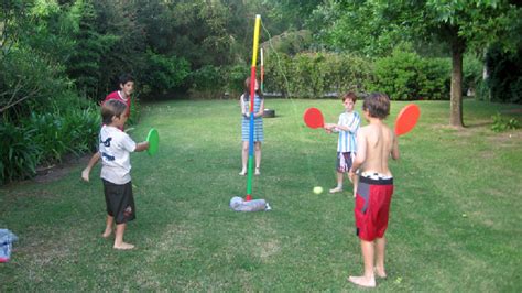 Jugar al aire libre estimula la imaginación y la creatividad de los niños, ya que es un escenario idóneo para inventar juegos e imaginar situaciones. Juegos para niños al aire libre