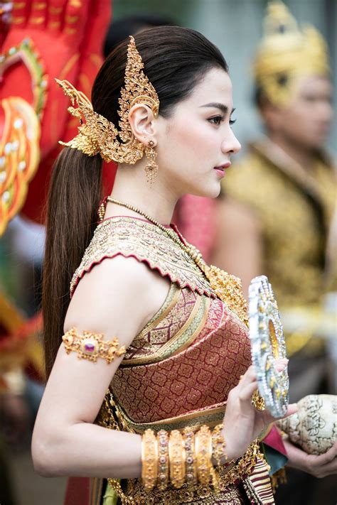 Cận Cảnh Nhan Sắc Cực Phẩm Của Nữ Thần Thungsa Trong Lễ Songkran 2019