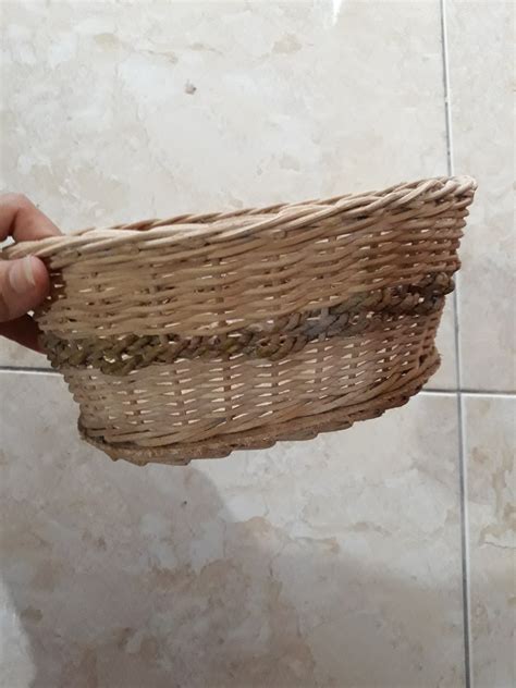 Dalam ilmu psikologi warna, hijau sering juga digunakan untuk dapat membantu seseorang ketika depresi. Keranjang rotan kevil warna cokelat muda campur hijau ...