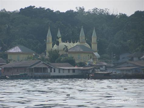 Pulau 80km dari mersing, pulau aur adalah sebahagian dari taman laut johor. Belajar Sejarah Kesultanan Johor-Riau di Pulau Penyengat