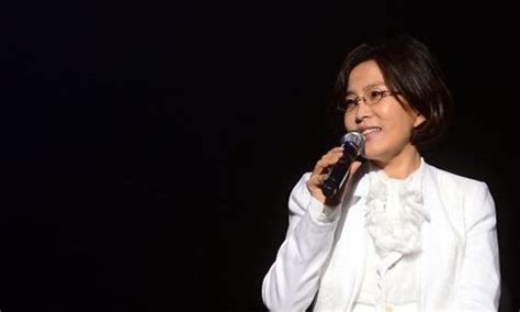 아름다운 다리를 타고난 '후미코'는 풋패티쉬를 가진 부자 노인 '츠카코시'의 유산 2억엔을 받는 조건으로 그의 집에서 일하기로 한다. 손·발저림 계속 된다면 말초신경질환 의심해야