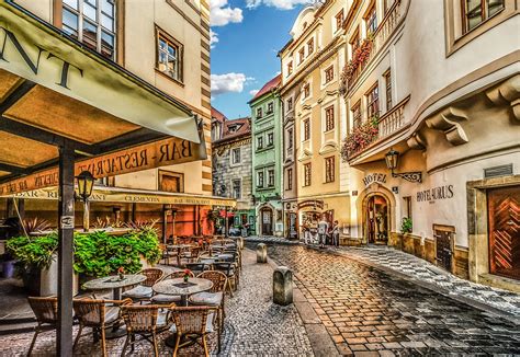 La repubblica ceca è una piccola ma sorprendente nazione situata al centro del continente europeo e caratterizzata da una natura intatta e da città ricche di storia e fascino. Visitare Praga: la Guida Completa alla capitale della ...
