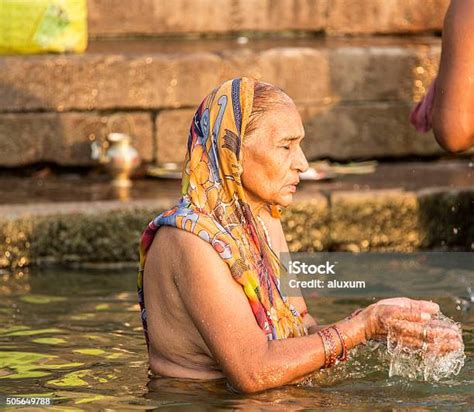 Foto De Mulher Tomando Banho No Rio Ganges Em Varanasi Índia E Mais Fotos De Stock De Rezar Istock