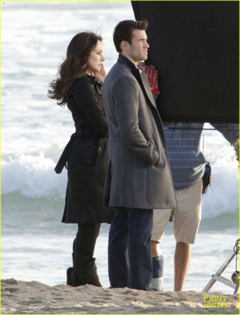 Josh Bowman Does Some Mother Son Bonding With Madeleine Stowe For Revenge Photo 3076510