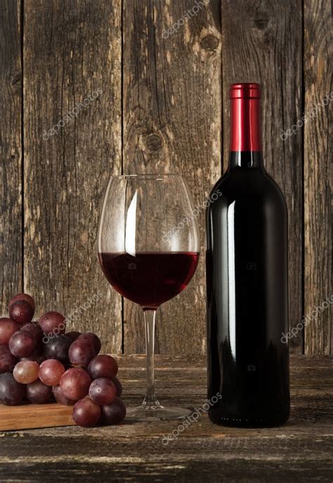 Still Life Bottle Of Red Wine Glass And Grapes — Stock Photo