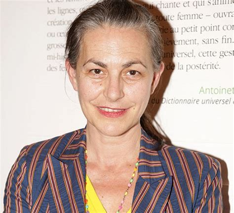 Dès que les premiers cheveux grisonnants apparaissent, tout de suite, les femmes vont chercher à les couvrir avec différentes techniques. Image de Gris: Couleur De Cheveux Gris Blanc Homme