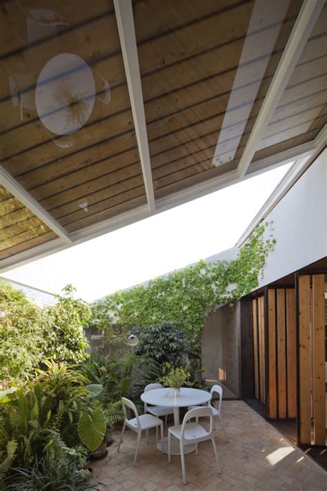 As one would have traversed the preexisting rock face, residents are constantly negotiating small elevation changes throughout the house. Modern courtyard | Interior Design Ideas.
